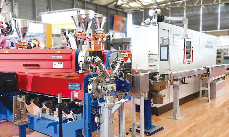 img of EXT70-120 尼龍雙層、三層共擠擠出機(jī)	串?dāng)D (2+1、PVC+ 色條）+ 尼龍